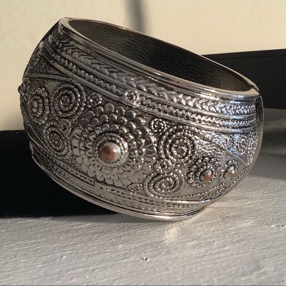Vintage Large Silver Textured Bangle Brace… - Picture 3 of 8